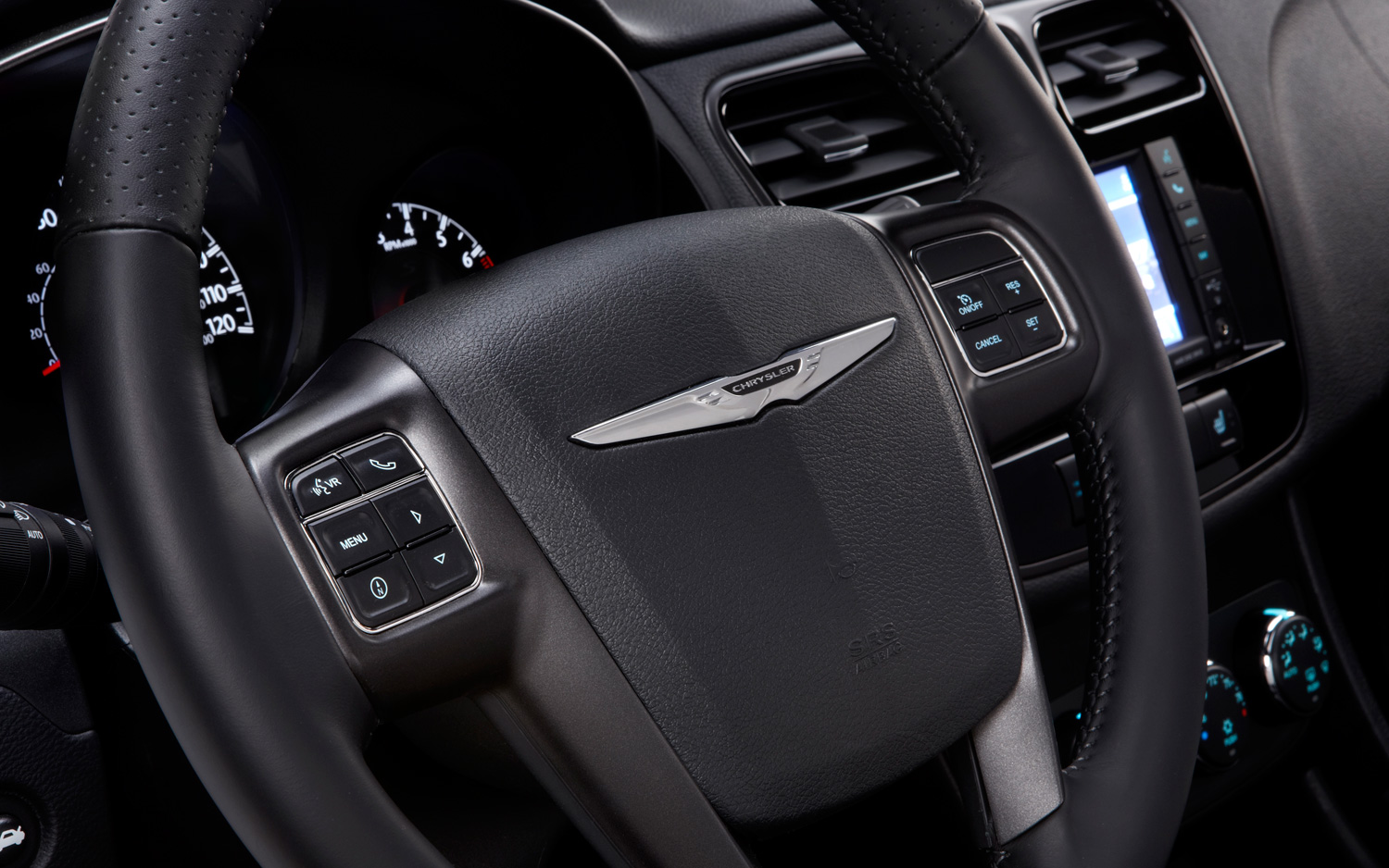 2013-Chrysler-200-S-Special-Edition-steering-wheel